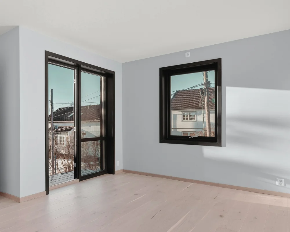 Automated window ventilation and smoke extraction system with chain actuators and environmental sensors